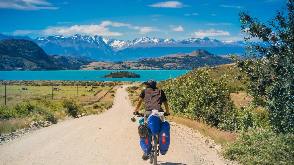 Carretera Austral, Chile dài 1.200km từ Puerto Montt đến Villa O'Higgins đi qua dãy núi Andes, rừng nguyên sinh, các vịnh hẹp, sông băng và làng mạc hẻo lánh. Bạn nên đi từ tháng Mười một đến tháng Ba bằng chiếc xe đạp địa hình và mang theo lều trại, dụng cụ sửa xe, nước và thực phẩm - Ảnh: Guaxinim / Shutterstock