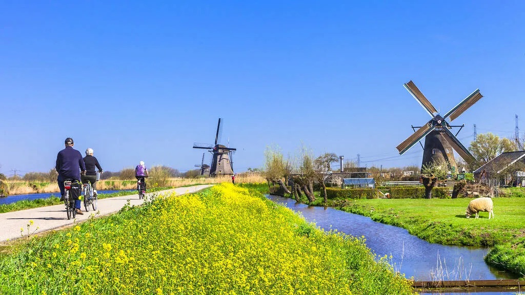 Tuyến đường cối xay gió Kinderjijk, Hà Lan dài 43km gần thành phố Rotterdam của tỉnh South Holland. Trong 1 ngày, bạn đi qua 19 cối xay gió, ngắm cảnh yên bình, những đồng cỏ xanh mướt cùng, những con kênh lấp lánh. Bạn nên đi vào tháng Tư, tháng Năm để ngắm hoa tulip nở rộ hoặc vào mùa hè (tháng Sáu đến tháng Tám) có ngày dài hơn đêm và thời tiết ấm áp - Ảnh: leoks / Shutterstock