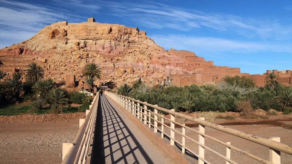 Route of Caravans, Maroc là hành trình xe đạp phiêu lưu (bikepacking) nổi tiếng nhất thế giới. Nó băng qua sa mạc Sahara, dãy núi Atlas, các thành phố cổ kính. Đường dài 840km, phần lớn là đường đất, độ khó cao cùng với thời tiết thất thường nên rất thử thách người đi. Bạn có thể đi quanh năm nhưng tránh tháng chay Ramadan và cần biết cơ bản tiếng Ả Rập hoặc tiếng Berber để giao tiếp - Ảnh: Tupungato / Shutterstock