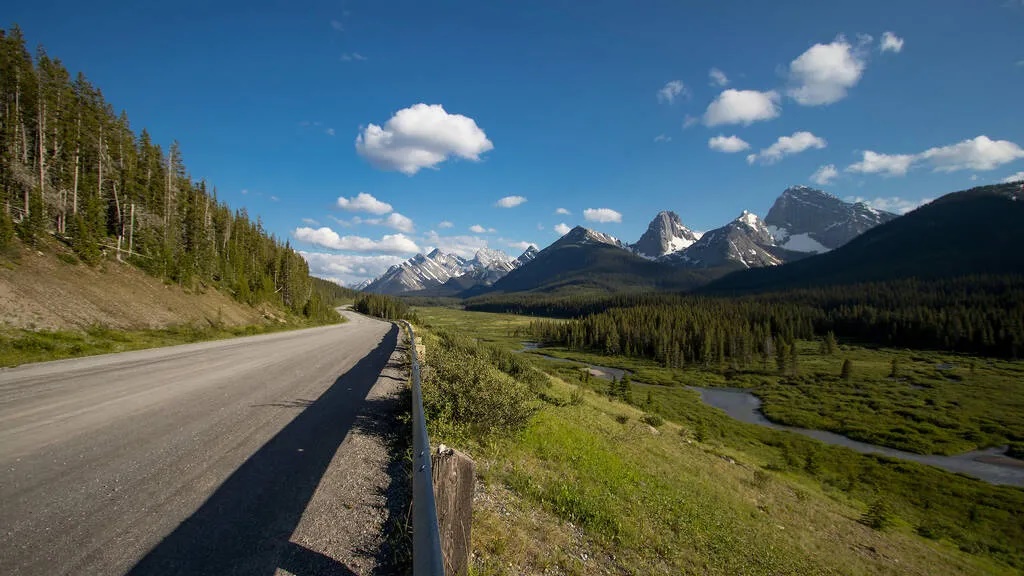 Tuyến đường Great Divide (GDMBR), Canada/Mỹ dành cho xe đạp leo núi dài khoảng 4.962 km. GDMBR nối từ Jasper (bang Alberta, Canada) đến Antelope Wells (bang New Mexico, Mỹ) sát biên giới Mexico. Bạn sẽ thám hiểm dãy núi Rocky, vườn quốc gia Yellowstone, sa mạc đầy xương rồng, những hẻm núi sâu… Bạn nên đi vào cuối tháng Năm đến tháng Mười - Ảnh: rybarmarekk/ Shutterstock