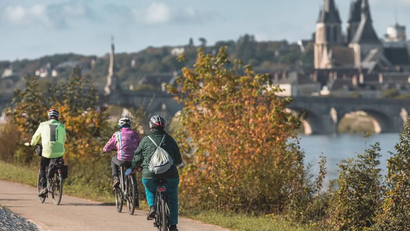 Loire à Velo, Pháp chạy dọc theo thung lũng sông Loire, đi qua 22 lâu đài cổ tích, làng mạc cổ kính và những cánh đồng nho bạt ngàn.  Cung đường dài khoảng 900 km, từ Cuffy (gần Nevers) đến Saint-Brevin-les-Pins (bờ biển Đại Tây Dương) khá bằng phẳng, phù hợp cho gia đình có trẻ nhỏ và người mới bắt đầu đạp xe đường dài. Thời điểm đẹp nhất để đi là từ tháng Tư đến tháng Mười - Ảnh: MAD.vertise / Shutterstock