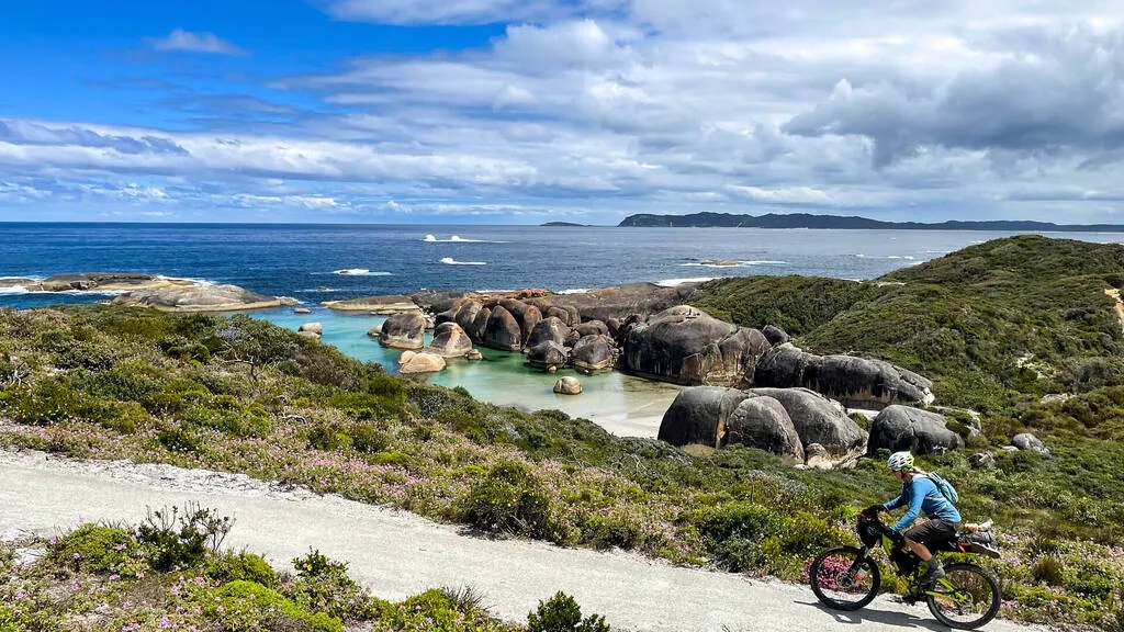 Đường mòn Munda Biddi, Úc dài hơn 1.000 km ở Tây Úc,  đi từ Mundaring, ngoại ô Perth đến Albany. Munda Biddi đi xuyên qua rừng Jarrah và Karri, những đồng cỏ rộng lớn, các con sông và miền ven biển tuyệt đẹp. Bạn nên đi vào mùa xuân (tháng Chín đến Mười một) và mùa thu (tháng Ba đến  Năm) - Ảnh: Paul Morton