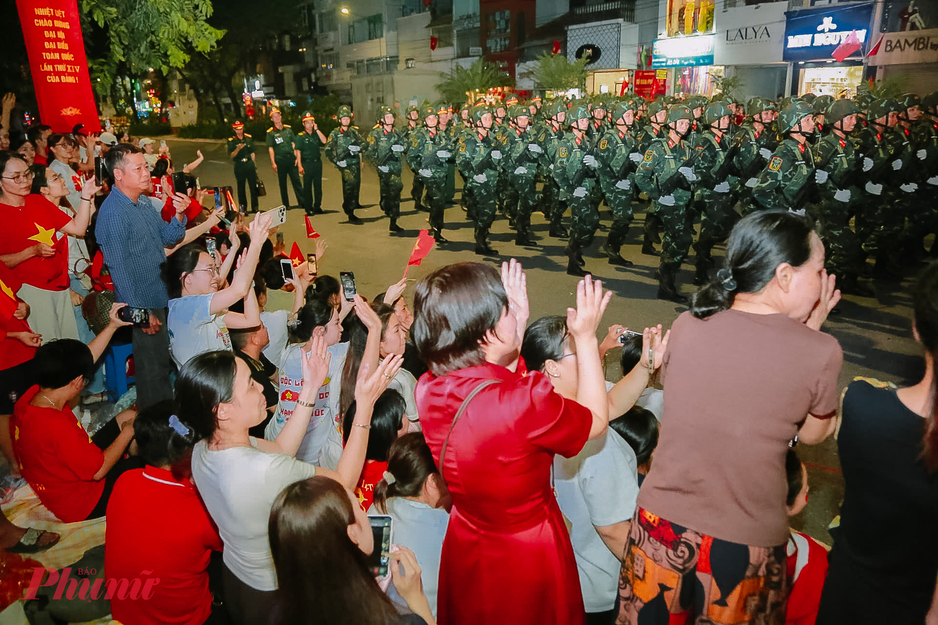 Người dân hân hoan chào đón các khối diễu binh tại đường Kim Mã.