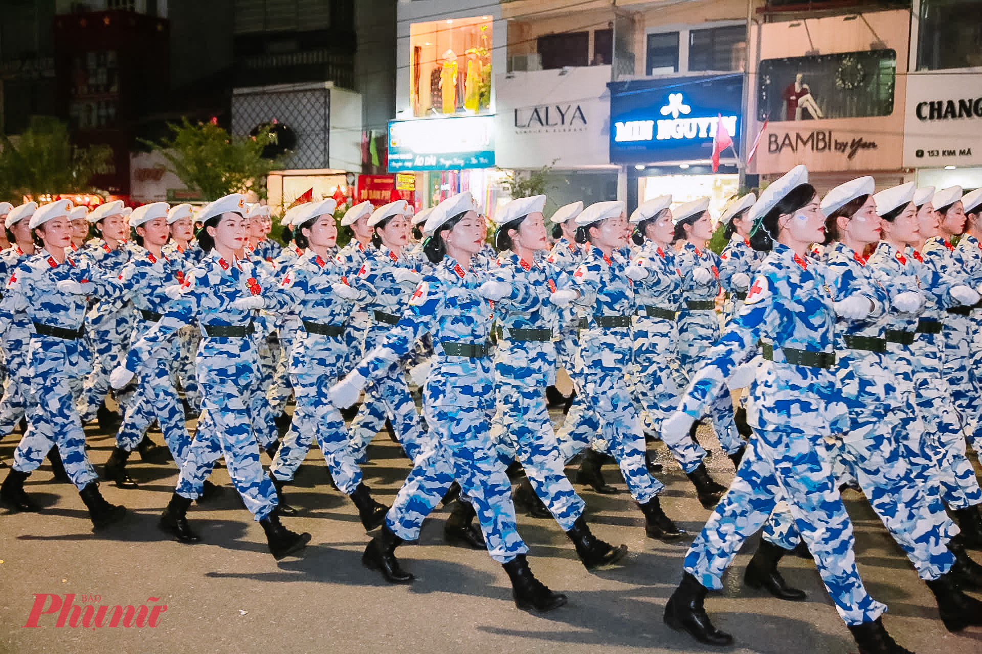 Các khối công an, quân đội đi trong tiếng hò rep cổ vũ của nhân dân tại đường Kim Mã.