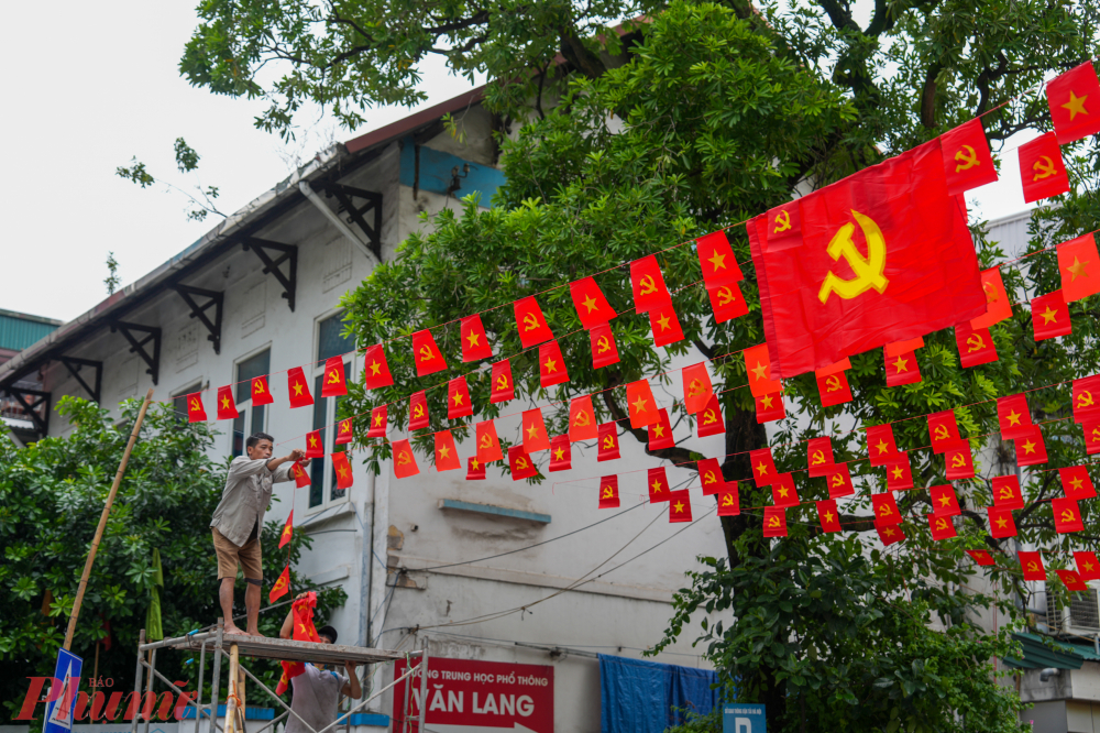 Các tổ dân phố háo hức cùng nhau treo cờ trước cửa nhà, truyền lại truyền thống yêu nước cho thế hệ sau.