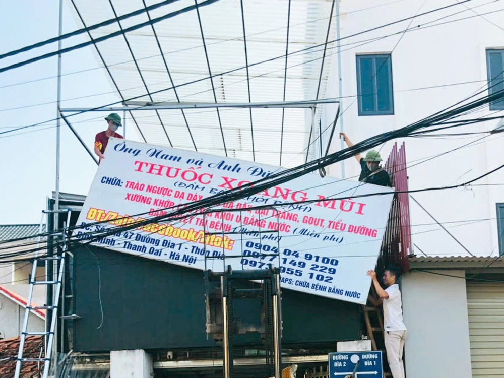 Liên tiếp gây họa, lang băm vẫn nhởn nhơ hành nghề Cơ quan chức năng đã tháo dỡ biển quảng cáo “thần y chữa bệnh bằng nước” ở TP Hà Nội vào cuối năm 2024 - Ảnh do UBND xã Bình Minh, TP Hà Nội cung cấp