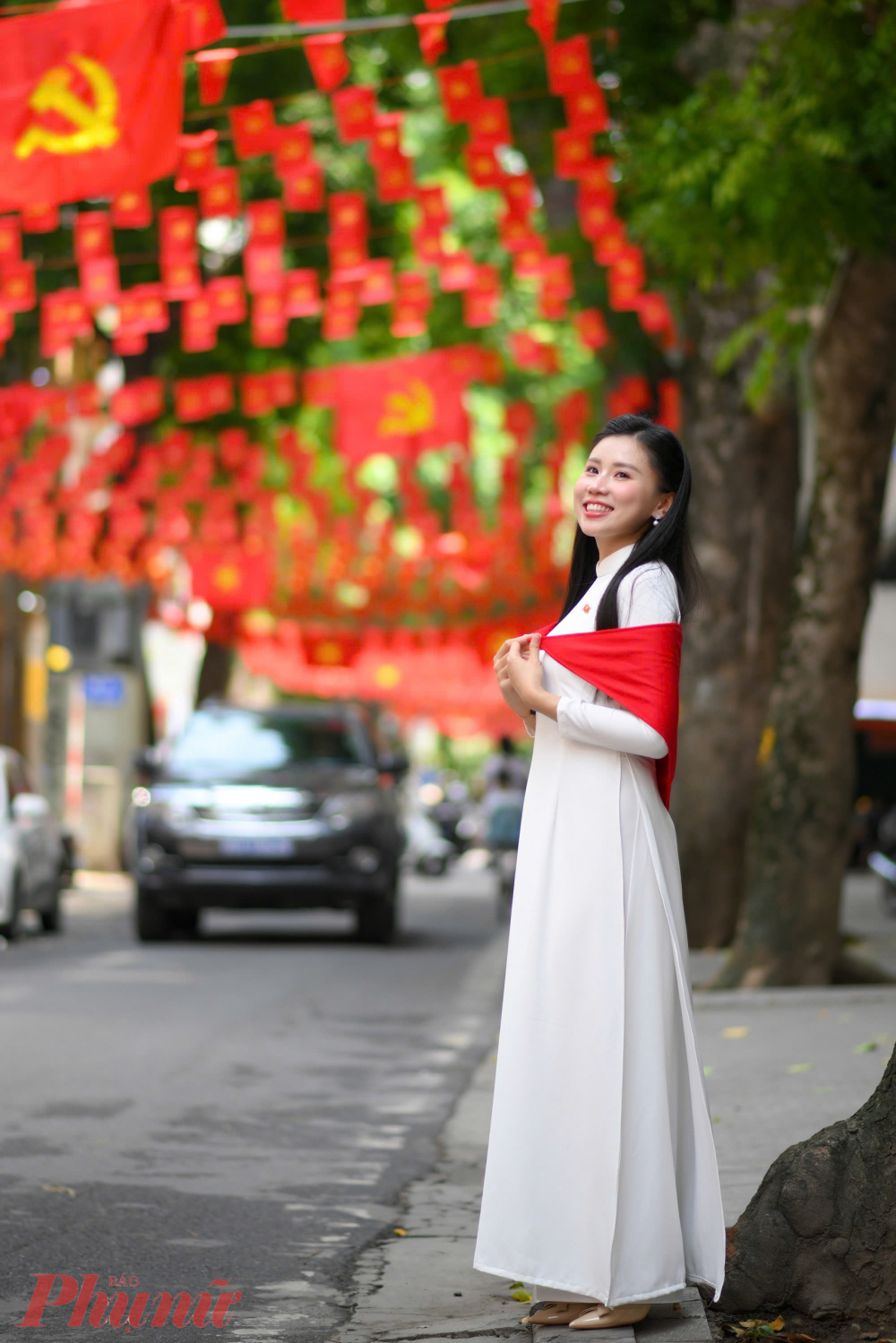 Người dân thong thả dạo bước dưới hàng cờ bay phấp phới, trong lòng dâng trào niềm tự hào của dân tộc.