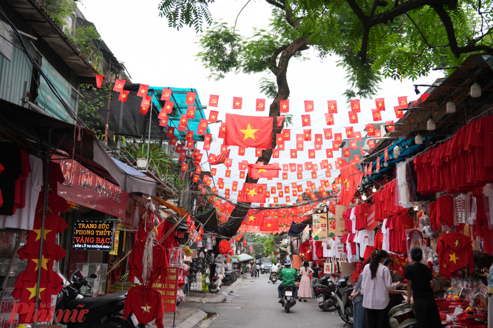 Khắp các con phố, cờ hoa tung bay trong nắng, gợi nhắc về niềm tự hào dân tộc.