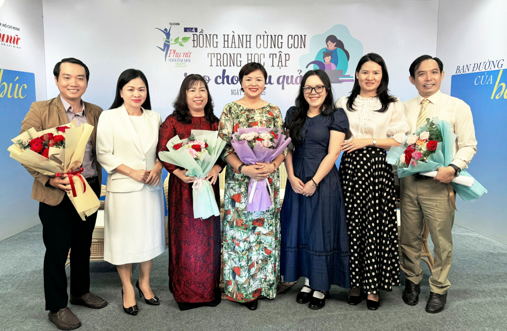 Cùng con học tập: Đồng hành chứ không điều hành Bà Phạm Thị Vân Anh (thứ hai từ trái qua) - Phó tổng biên tập Báo Phụ nữ TPHCM - tặng hoa cho các khách mời ẢNH: NGUYỄN QUANG