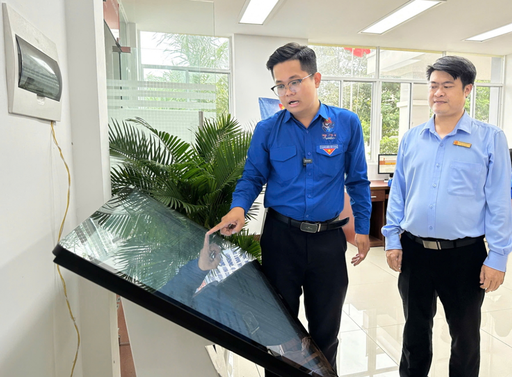 Hành chính công chuyển mình với trợ lý ảo Mô hình trợ lý ảo “Sổ tay dân hỏi - Chính quyền trả lời” tại phường Tân Mỹ được tích hợp trên trụ ki-ốt thông minh, hỗ trợ người dân thực hiện thủ tục hành chính một cách thuận tiện
