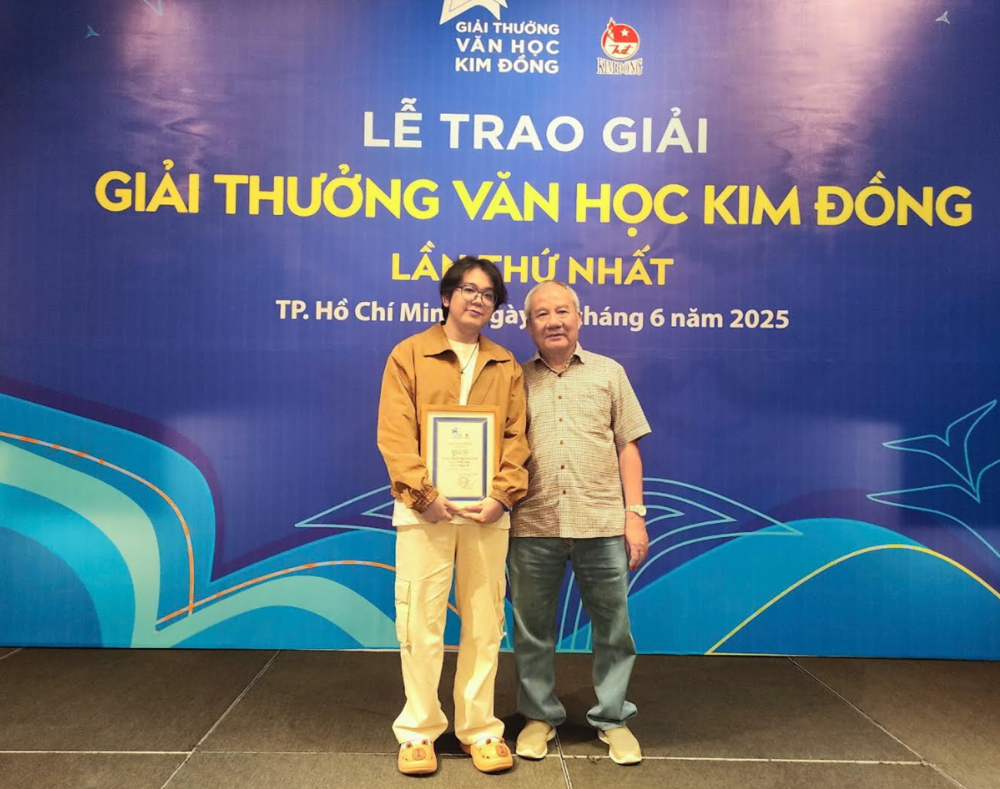 Nhà văn trẻ Phát Dương (trái)  tại lễ trao giải thưởng Văn học Kim Đồng lần thứ nhất  - Nguồn ảnh: Facebook nhân vật