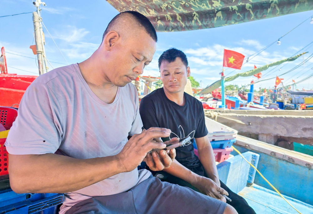Chuyển đổi số đưa ngư dân ra khơi an toàn, bền vững Không có mạng internet, ngư dân Trần Văn Hùng phải về tới bến cảng mới khai báo được lượng cá đã đánh bắt lên phần mềm eCDT