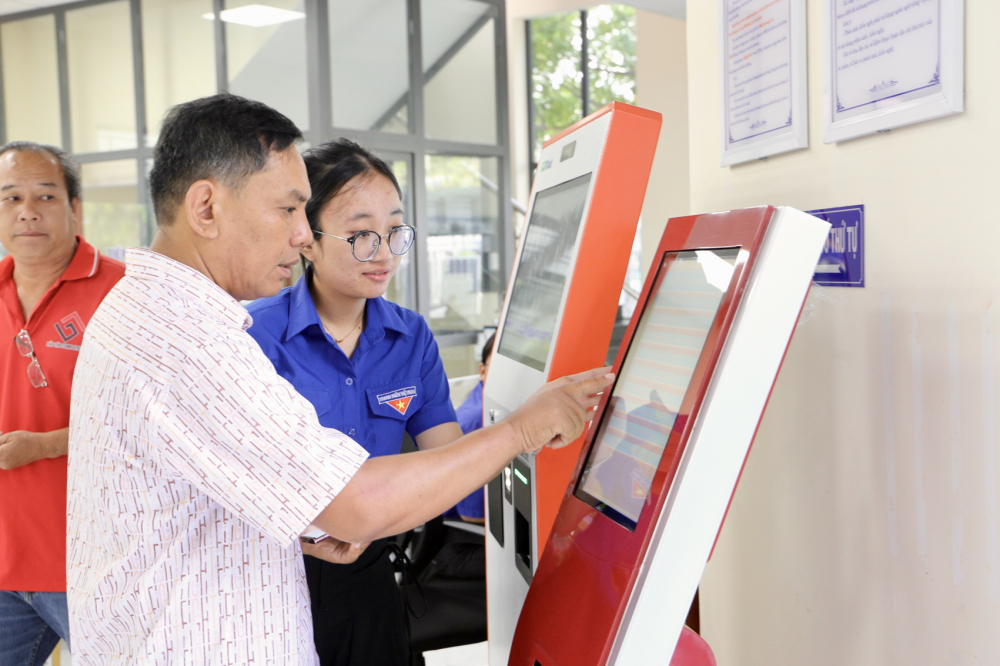 Hành chính công chuyển mình với trợ lý ảo Đoàn Thanh niên phường Bà Rịa tích cực hướng dẫn người dân sử dụng ki-ốt tra cứu thủ tục hành chính, góp phần nâng cao hiệu quả phục vụ
