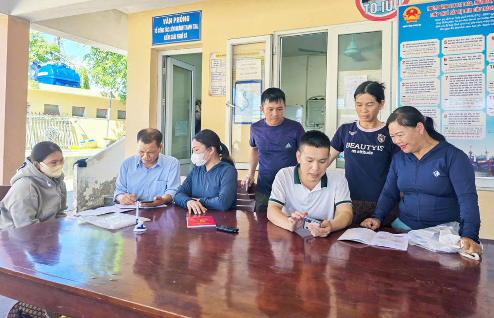 Chuyển đổi số đưa ngư dân ra khơi an toàn, bền vững Cán bộ Ban Quản lý cảng cá Lạch Vạn, tỉnh Nghệ An hỗ trợ ngư dân cài đặt, sử dụng phần mềm eCDT