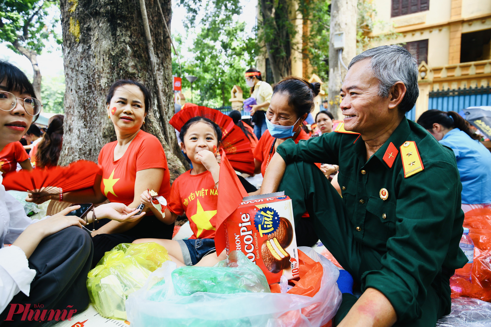 Người dân tranh thủ ăn trưa, nghỉ ngơi trong thời gian chờ đợi.