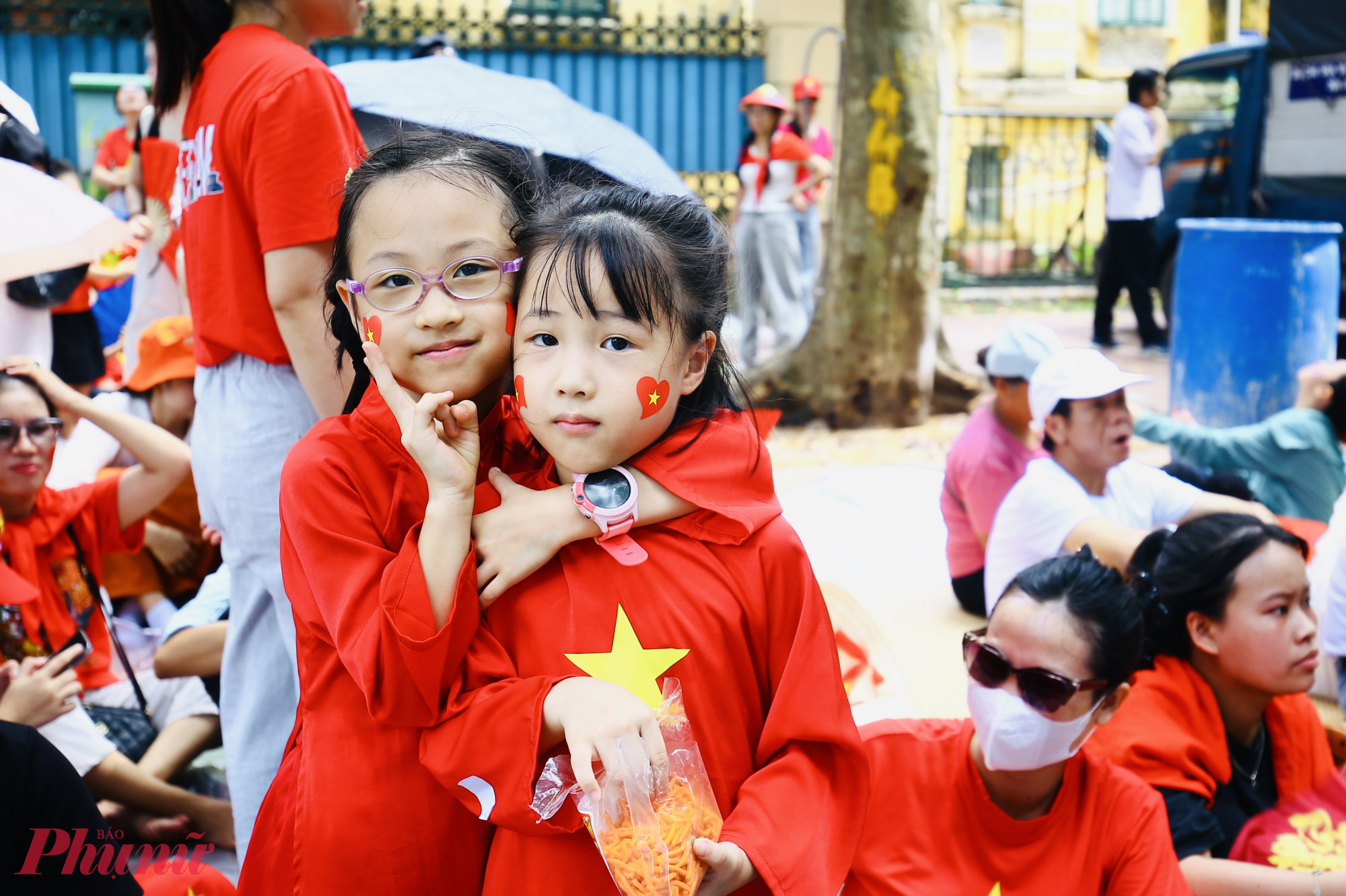 Sắc đỏ phủ kín trung tâm Hà Nội.