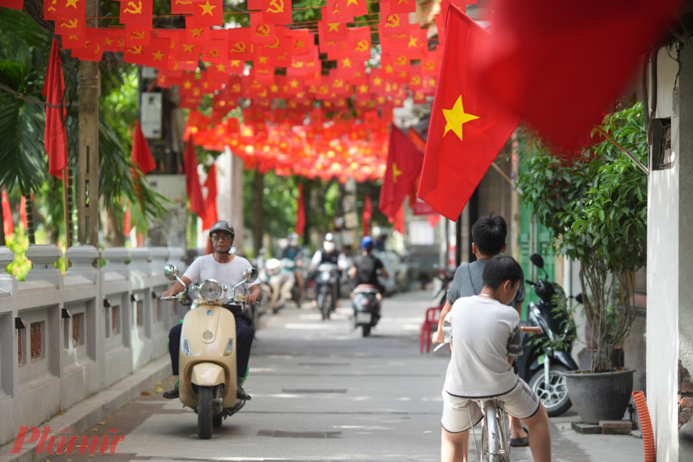 Trên từng tuyến phố Hà Nội, sắc đỏ của cờ Tổ quốc phủ rợp, tạo nên không gian trang nghiêm và rực rỡ.