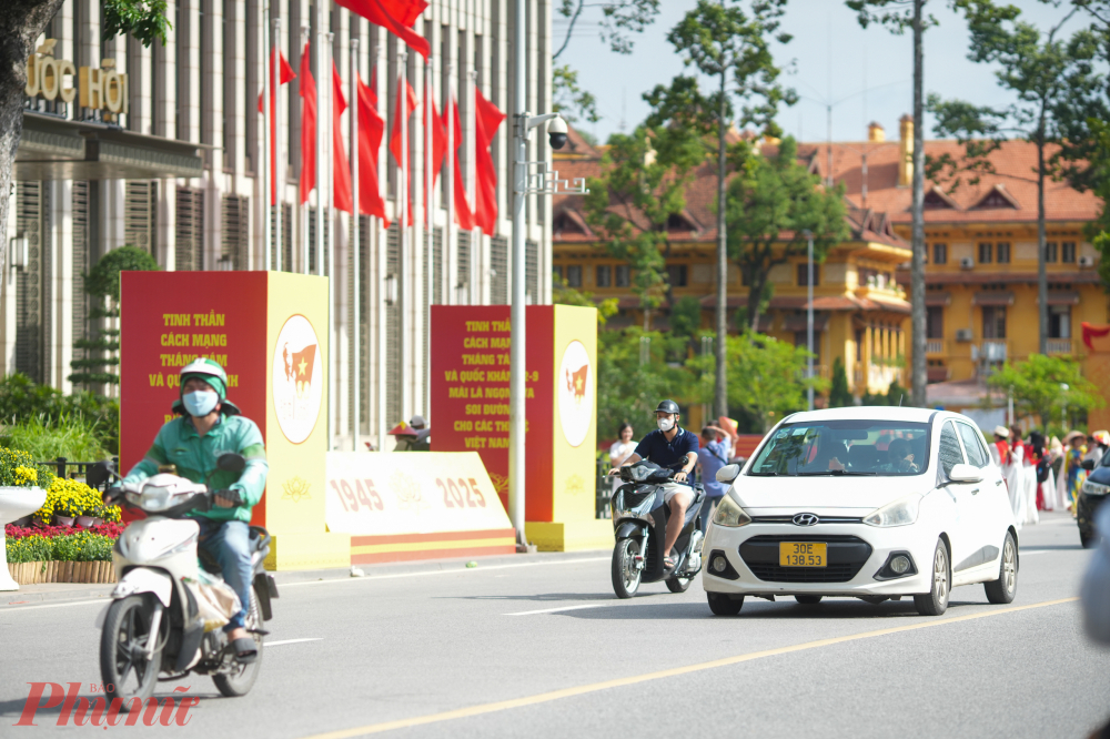 Đường Hùng Vương, quảng tường Ba Đình - khu vực trung tâm của lễ kỷ niệm 80 năm Quốc khánh đang được trang trí rực rỡ