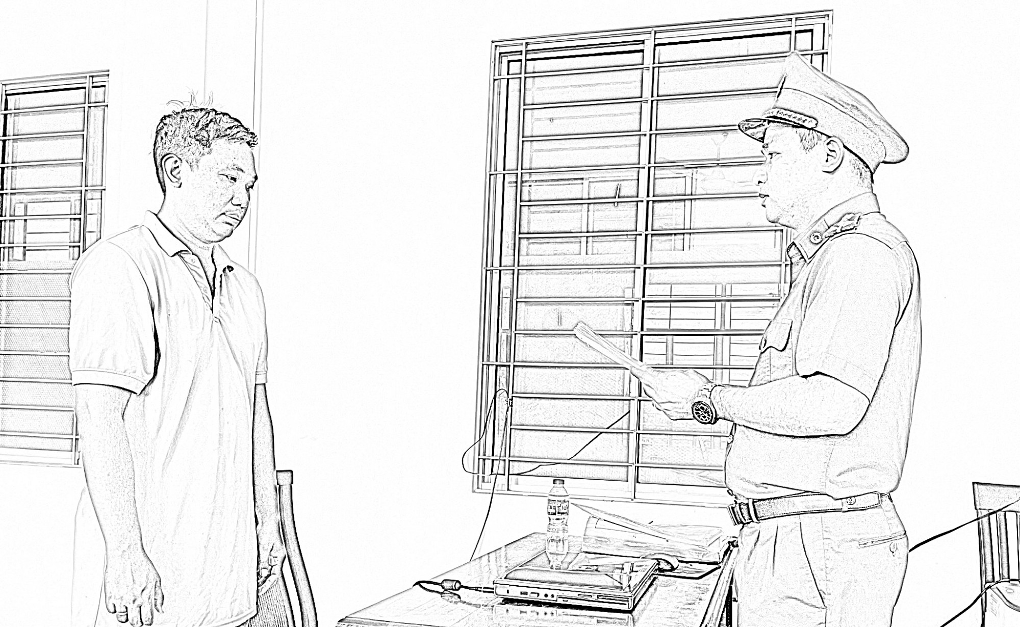 Công an đọc quyết định khởi tố đối với Phạm Tấn Linh - Ảnh CACC