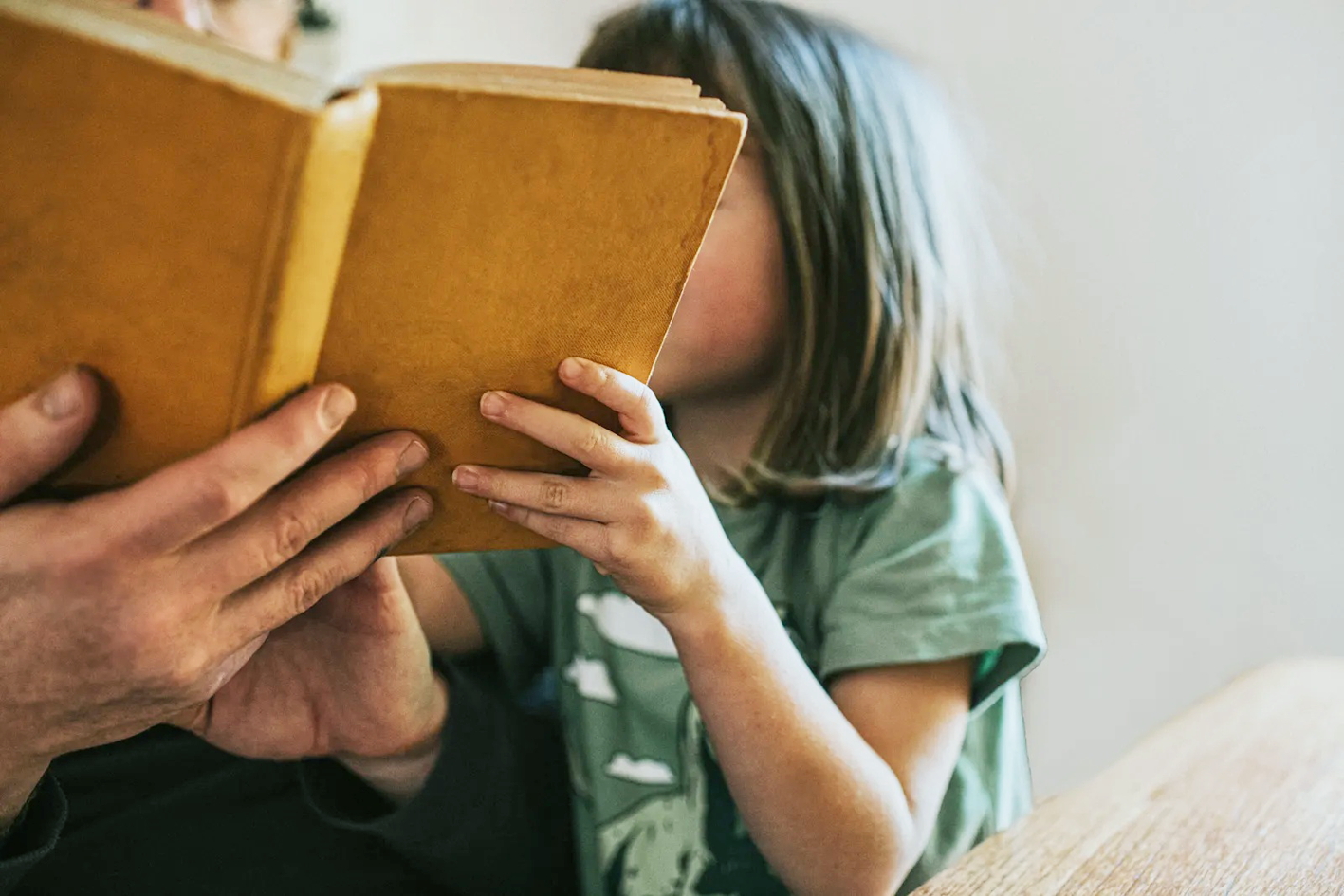 Cha mẹ là người truyền lòng yêu sách đến con trẻ - Nguồn ảnh minh họa: Getty Images