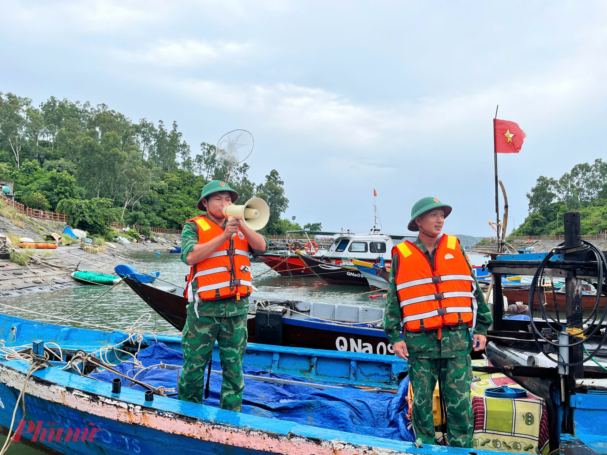 Để đảm bảo an toàn tính mạng và tài sản người dân, Bộ đội Biên phòng TP Đà Nẵng tiếp tục rà soát, kiểm đếm tàu thuyền, phương tiện hoạt động trên biển.