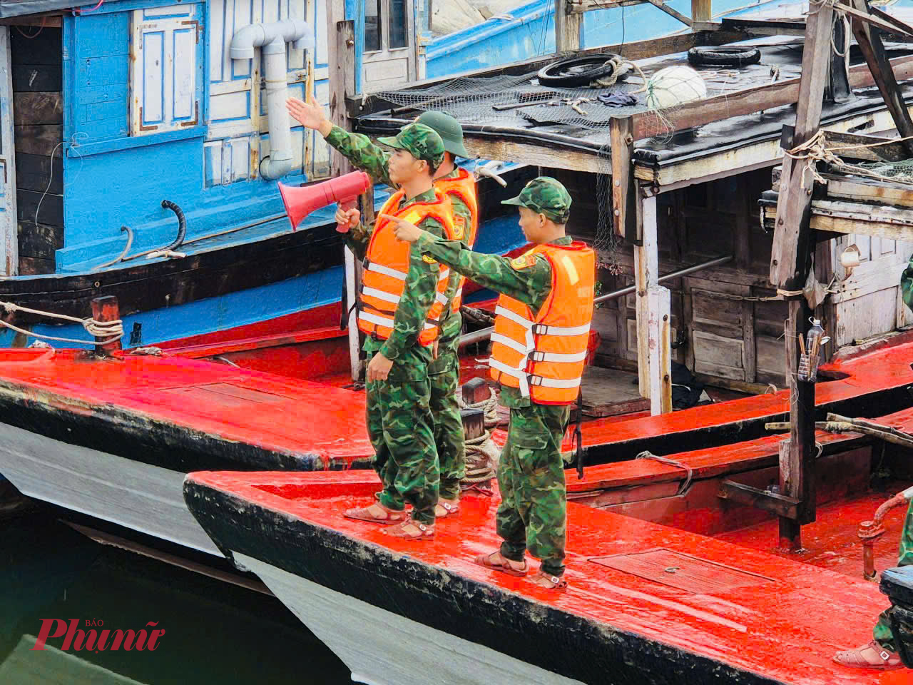 Bộ đội Biên phòng Đà Nẵng tiếp tục duy trì liên lạc thông suốt với các tàu; theo dõi, nắm chắc tình hình hướng di chuyên của bão số 5 và đề nghị các thuyền trưởng chủ động di chuyến phương tiện tránh khỏi khu vực nguy hiểm, vào neo đậu tại bờ. Đến sáng nay, 2 tàu trong vùng nguy hiểm đã di chuyển về vị trí neo đậu an toàn.