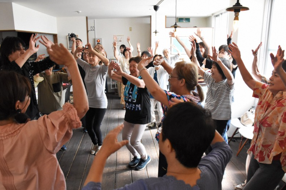 Những người tham gia sự kiện Senior Disco nhảy theo điệu nhạc hoài niệm tại phường Miyakojima, Osaka