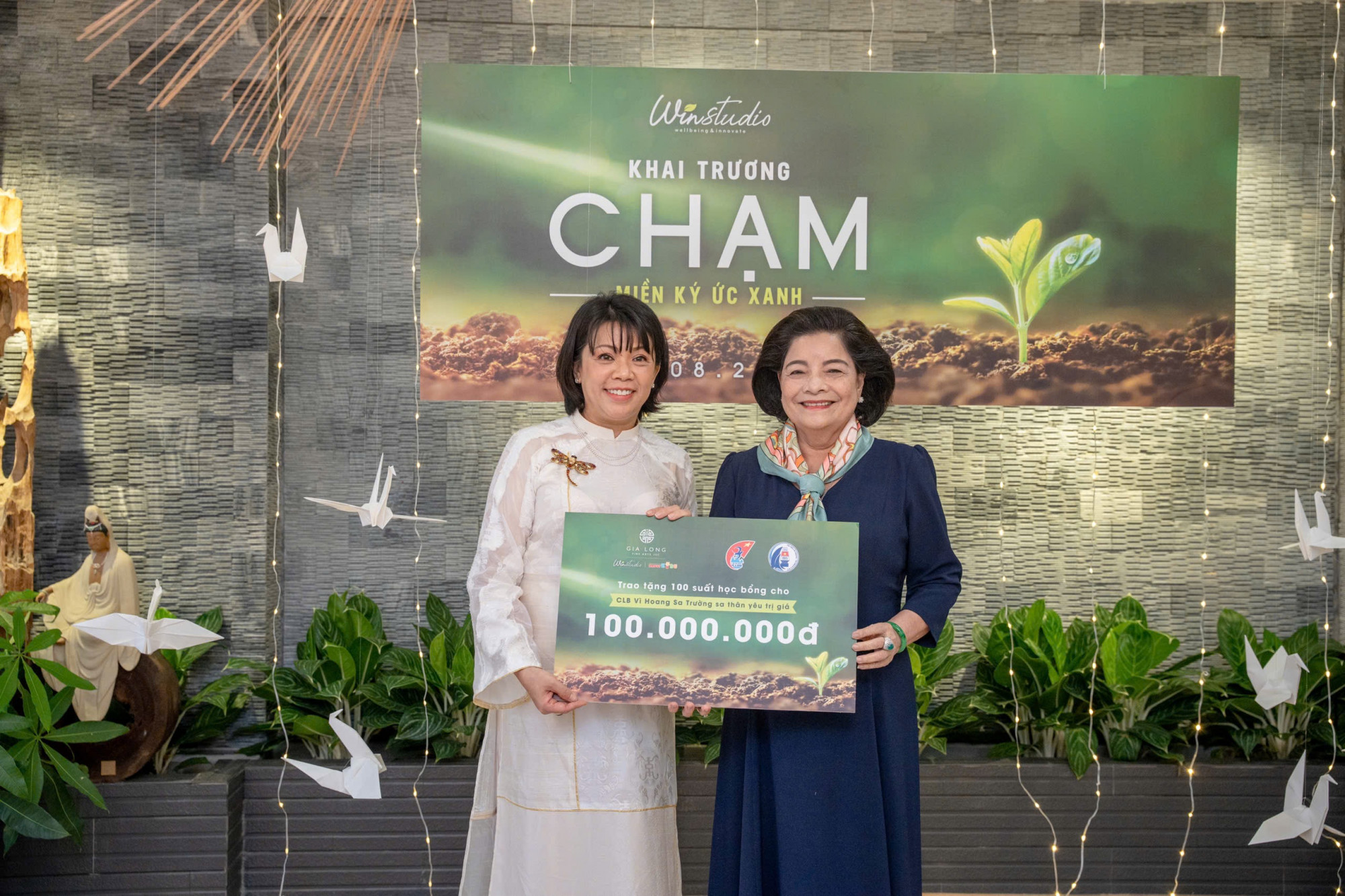 “Chạm miền ký ức xanh”: Tìm về ký ức Trung thu lạ mà quen giữa lòng TPHCM Còn tấm này chị chú thích giùm em là Đại diện Win Studio tặng học bổng 100 triệu đồng đến CLB Vì Hoàng Sa – Trường Sa thân yêu