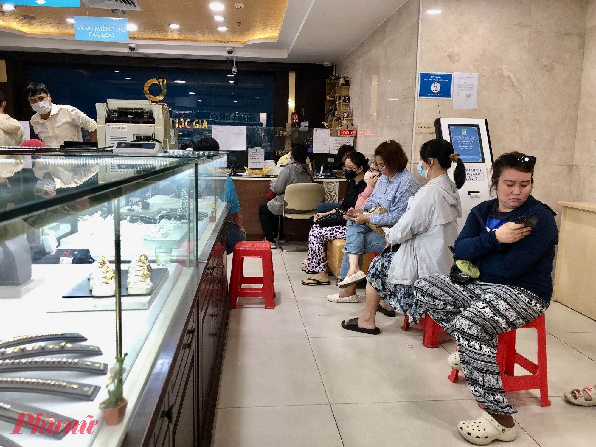 Nếu không có nhu cầu quá cấp thiết, người mua vàng nên chờ thêm thời gian - Ảnh: Thanh Hoa