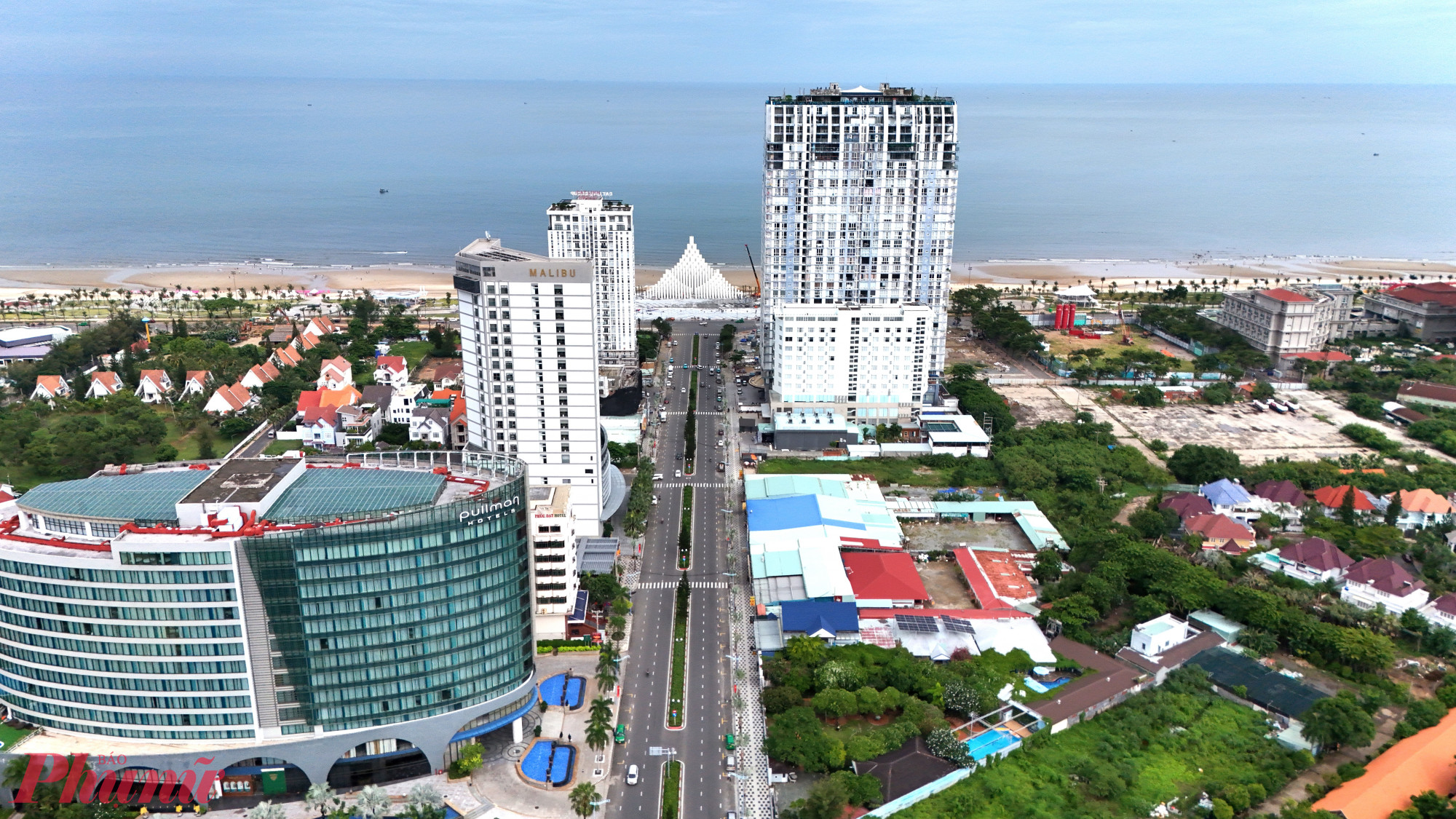 Tháp Tam Thắng là kết quả của cuộc thi thiết kế do UBND phường Vũng Tàu, TPHCM tổ chức năm 2024. Phương án đoạt giải Nhất do Công ty Cổ phần Kiến trúc Cảnh quan EGO Việt Nam thực hiện đã được chọn để hiện thực hóa biểu tượng mới này. Công trình không chỉ mang giá trị thẩm mỹ cao mà còn góp phần nâng tầm cảnh quan đô thị, thúc đẩy phát triển du lịch và xây dựng hình ảnh TPHCM năng động, hiện đại.