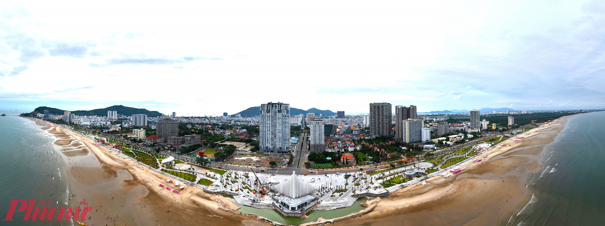 Công trình Tháp Tam Thắng được xây dựng trên diện tích hơn 3.000m², bao gồm các trụ tháp và bậc cấp, tọa lạc tại quảng trường công viên Thùy Vân (phường Vũng Tàu, TPHCM).