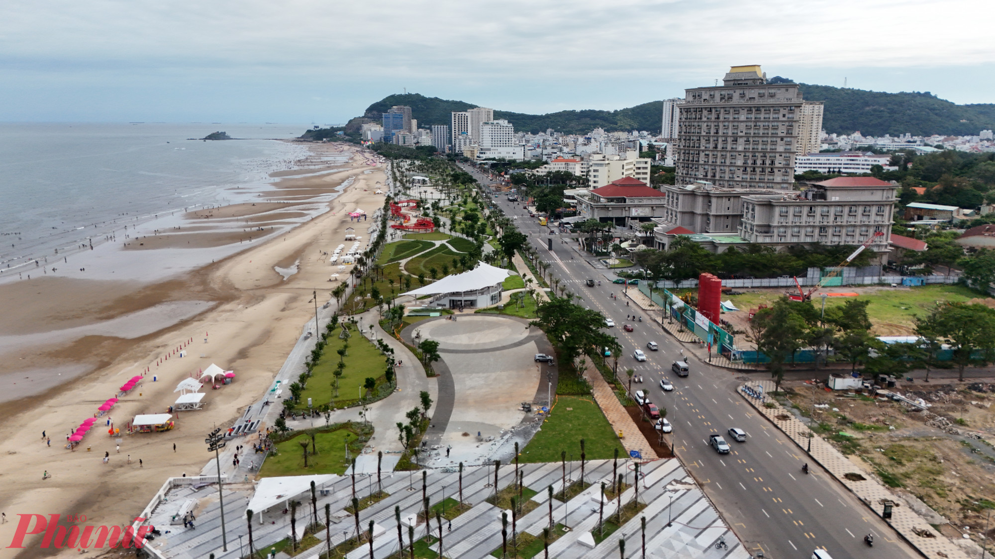 Nhiều công trình mang biểu tượng vỏ sò, ốc biển... nằm trên công viên Thùy Vân đang dần thành hình.