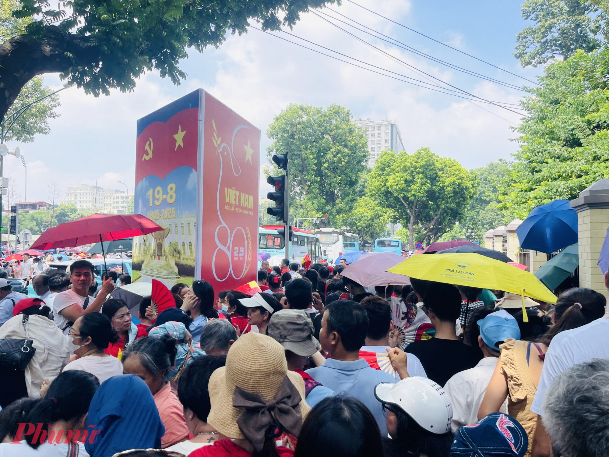 Càng về trưa, người dân đổ về Quảng trường Ba Đình càng đông.
