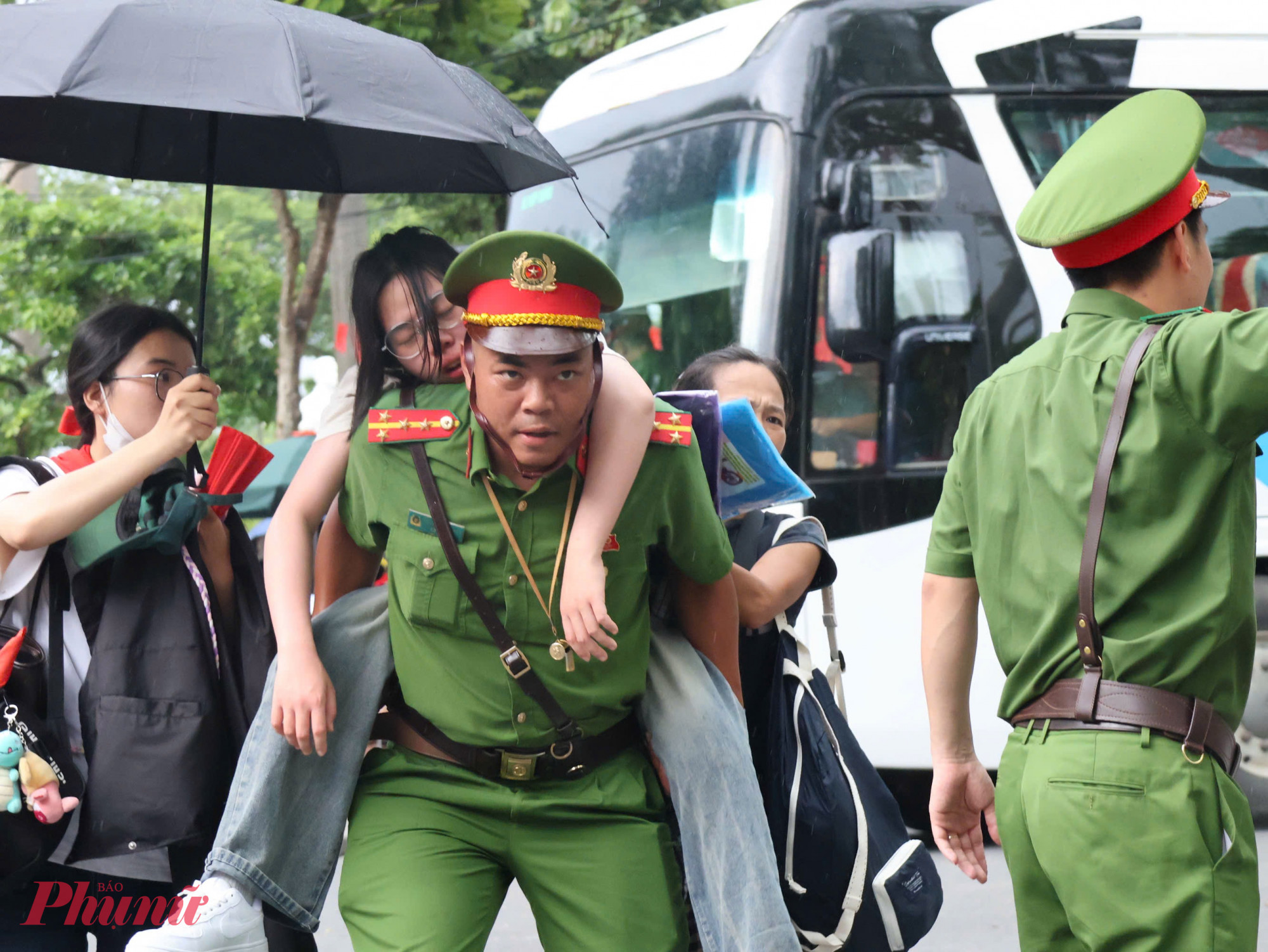 công an phường Sơn tây hỗ trợ người dân bị ngất khi đang chờ xem diễu binh
