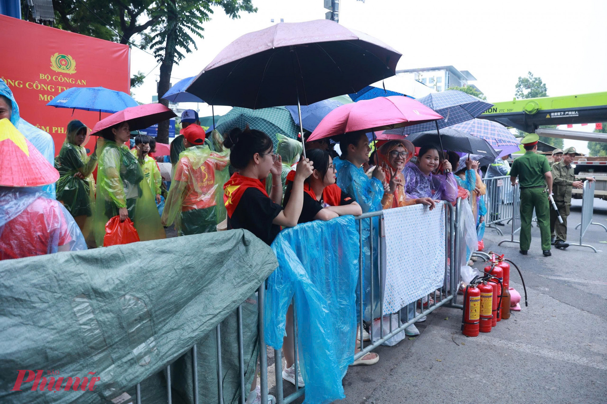 Mọi người mặc áo mưa, che ô giữ nguyên vị trí.