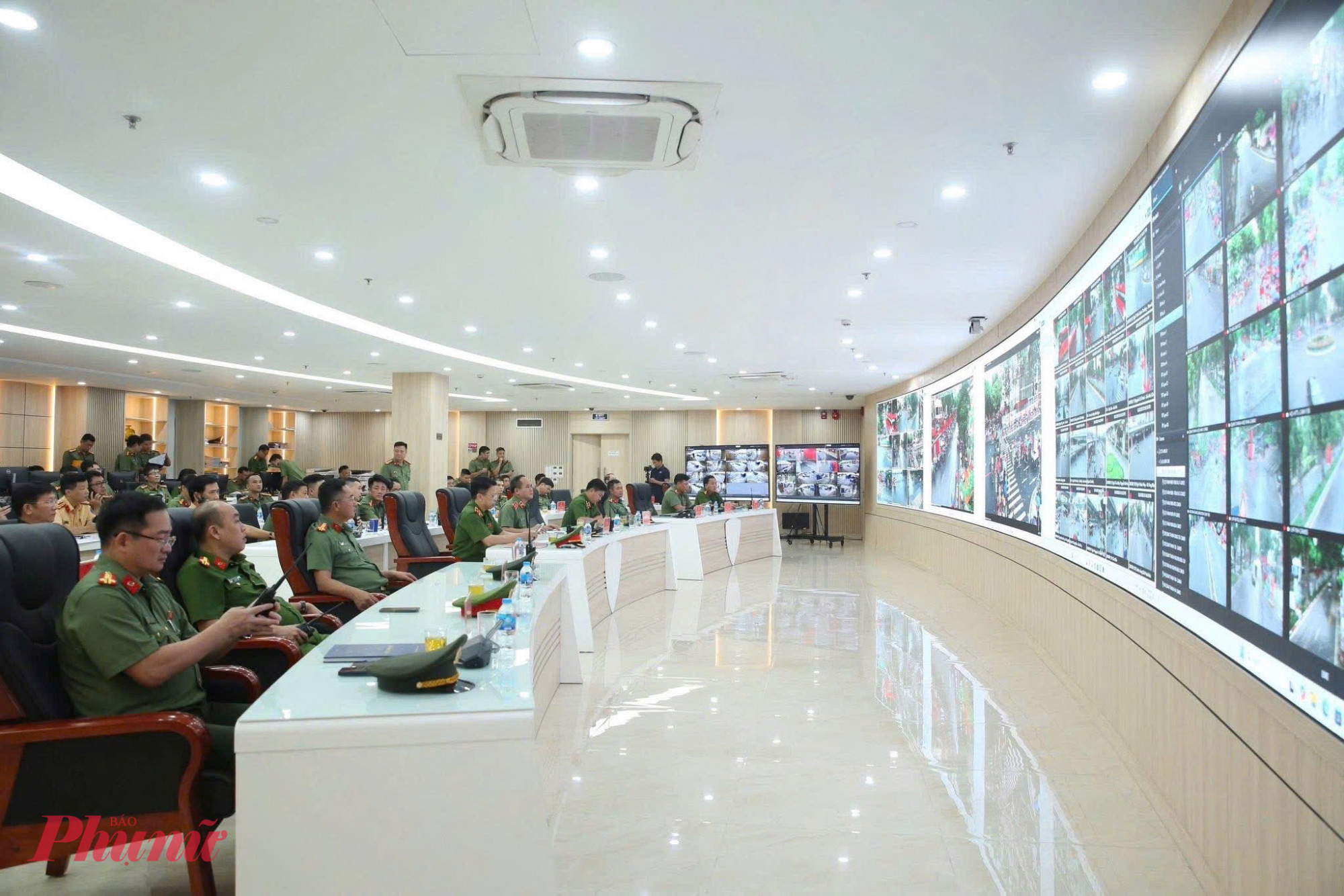 Ban Giám đốc, chỉ huy các phòng nghiệp vụ, chỉ huy các tiểu khu Công an Hà Nội, trực tiếp theo dõi, điều hành thông qua hệ thống camera giám sát của CATP Hà Nội, đồng thời triển khai các phương án nhằm duy trì ổn định trật tự, an toàn tuyệt đối cho nhân dân và các khu vực diễn ra sự kiện.