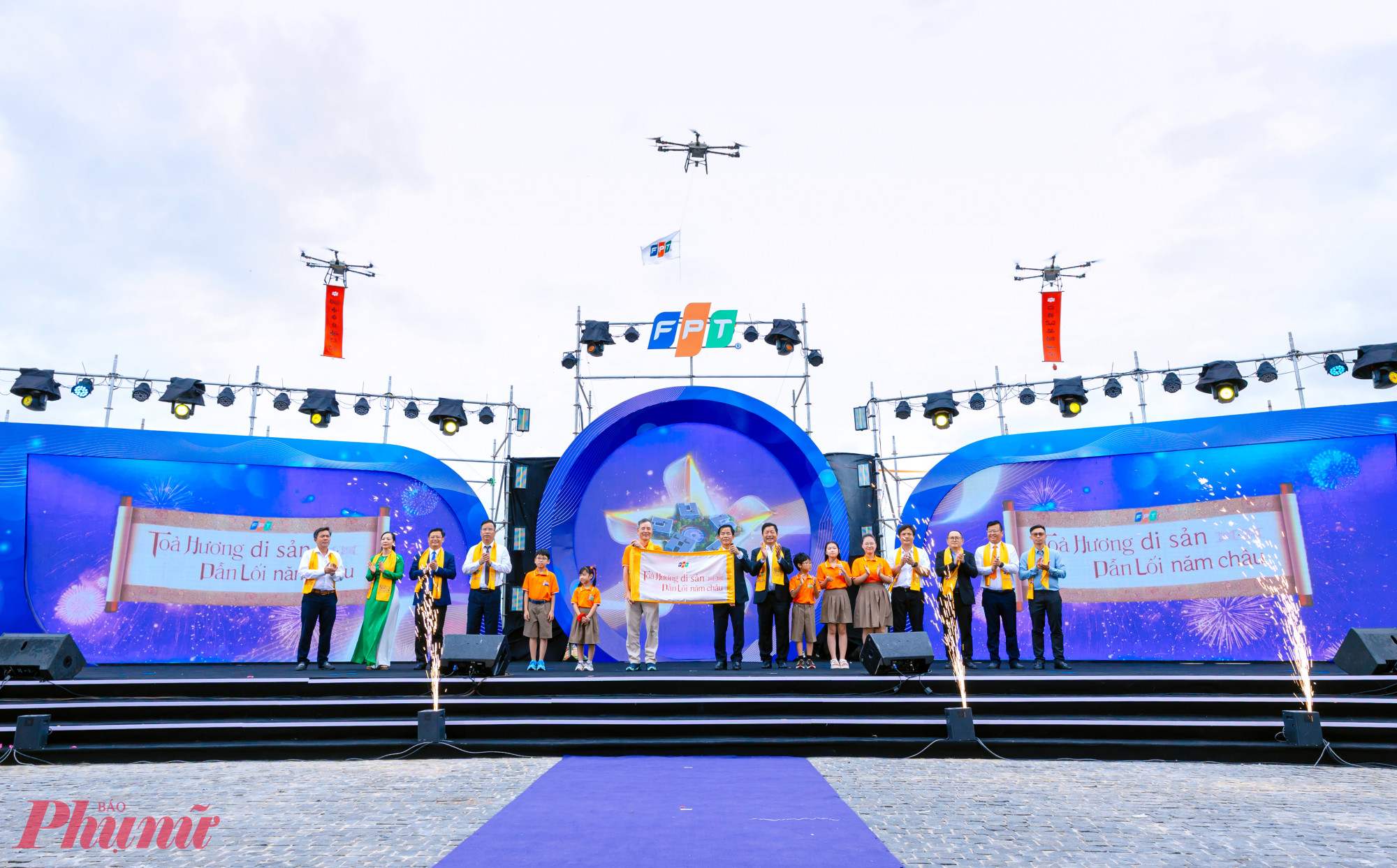 Đại diện Tập đoàn FPT và lãnh đạo Thành phố Huế thực hiện nghi thức Khánh thành Tổ hợp Giáo dục FPT Huế