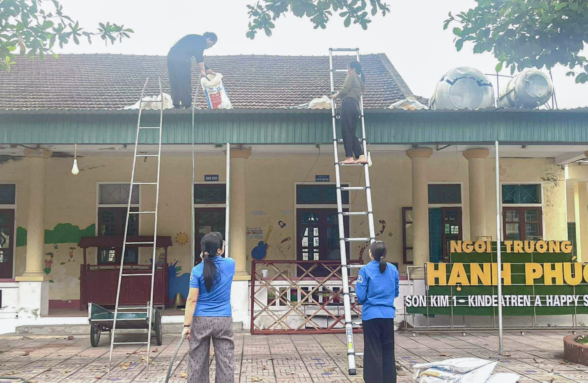 Tại tỉnh Hà Tĩnh, chính quyền địa phương và người dân Hà Tĩnh đang chủ động triển khai nhiều biện pháp đảm bảo an toàn, sẵn sàng ứng phó với bão Kajiki. Từ sáng 24/8, người dân đã chủ động cắt tỉa cây xanh, chằng chống nhà cửa. Tại các trường học, giáo viên cũng được huy động gia cố lại các mái tôn, di dời đồ dùng dạy học lên cao - Ảnh: Khánh Trung