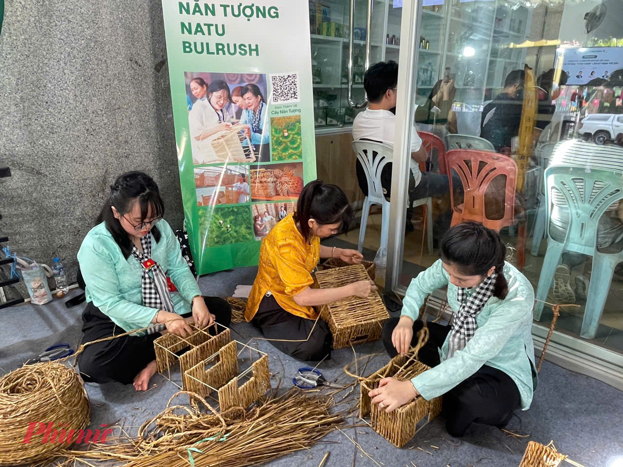 Ngay trong khuôn viên Phiên chợ xanh tử tế, nghệ nhân trình diễn kỹ thuật đan giỏ từ cỏ năn tượng. Những sản phẩm thủ công này không chỉ phản ánh sự khéo léo của người thợ miền Tây mà còn cho thấy cách phụ phẩm đồng ruộng được “tái sinh” thành sinh kế bền vững.