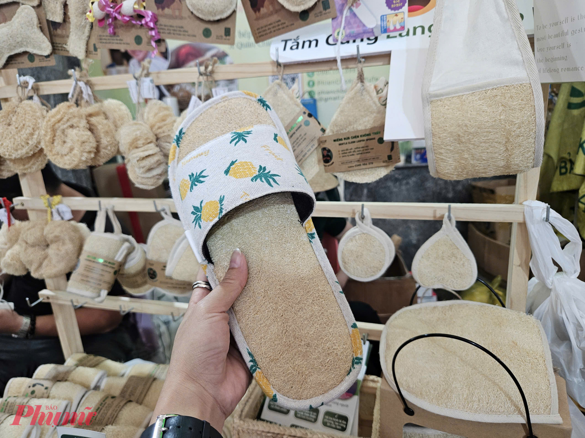 Đôi dép làm từ xơ mướp này có giá hơn 200.000 đồng. Theo giới thiệu của nhân viên bán hàng, sử dụng dép xơ mướp có nhiều lợi ích sức khỏe như massage lòng bàn chân, hỗ trợ lưu thông máu… 