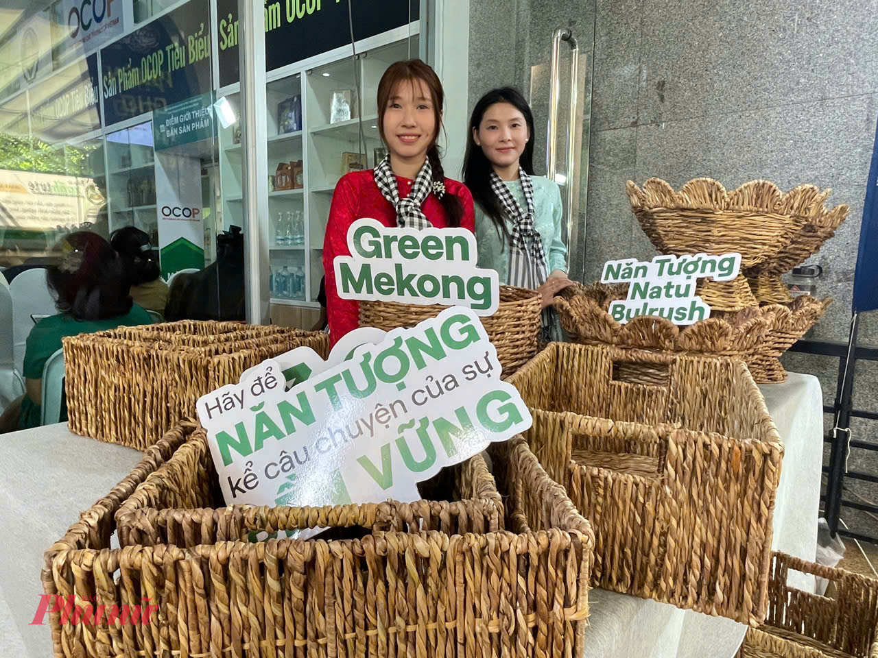 Các sản phẩm thủ công được làm từ cỏ năn tượng - loài cỏ mọc dày ở vùng ruộng tôm miền Tây, vốn bị xem là “cỏ dại”. Giờ đây, chúng đã trở thành hàng hóa với giá bán tùy kích cỡ: loại nhỏ 50.000 đồng, trung 80.000 đồng, lớn 100.000 đồng; riêng dạng trụ do đan khó hơn có giá cao hơn 100.000 đồng/sản phẩm.