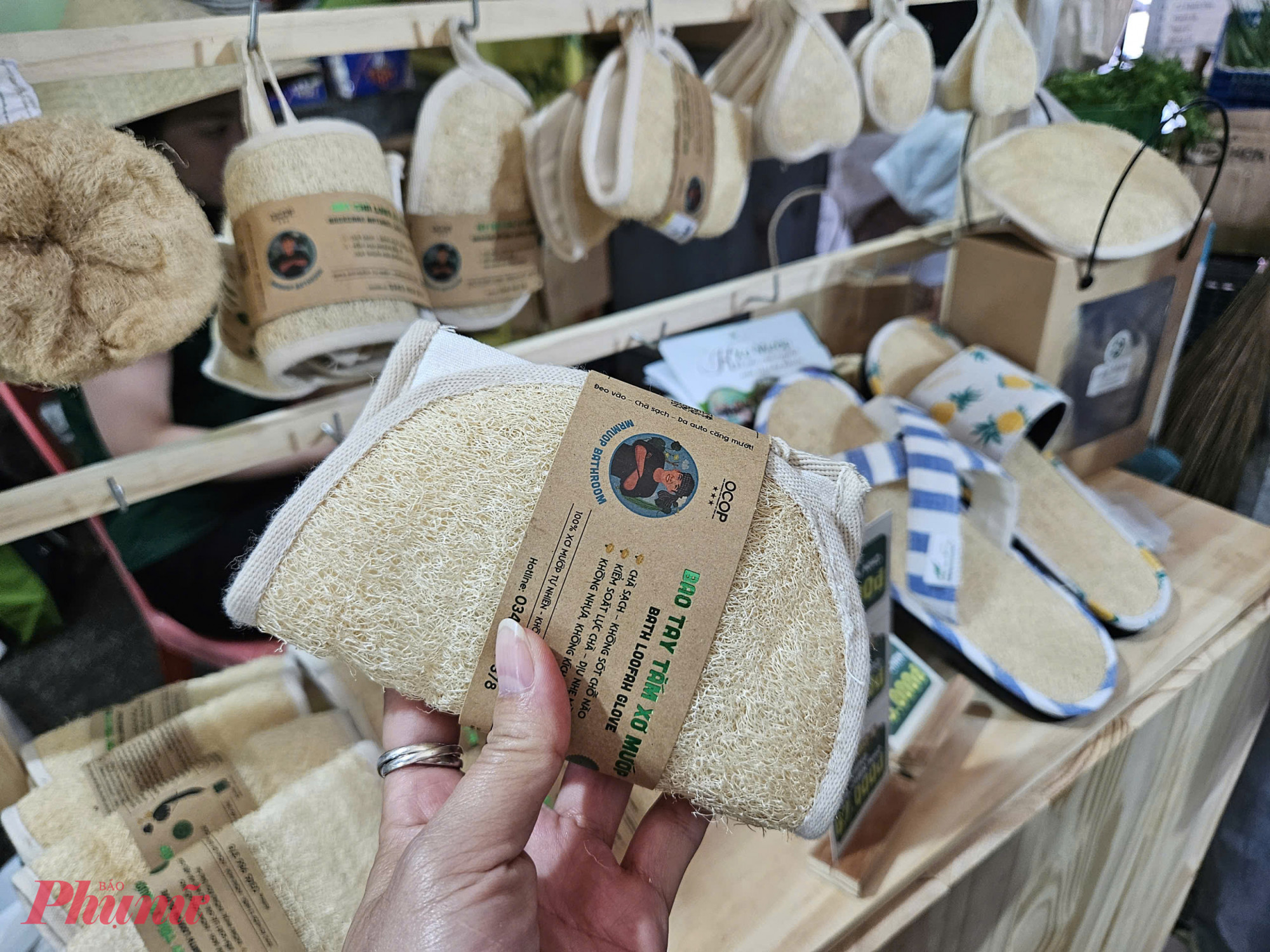 Bao tay tắm làm từ xơ mướp, giá khoảng 49.000 đồng/chiếc, được nhiều người lựa chọn vì khả năng tẩy tế bào chết tự nhiên, an toàn cho da và thân thiện môi trường. Một phụ phẩm nông nghiệp tưởng chừng bỏ đi nay lại trở thành sản phẩm chăm sóc cá nhân được ưa chuộng.