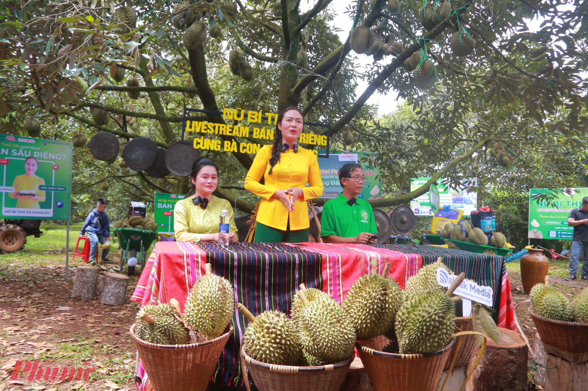 Bí thư Đảng ủy xã Ea Knuếc (tỉnh Đắk Lắk) đã chính thức cùng bà công nông dân tổ chức livestream giới thiệu và bán sầu riêng Đắk Lắk thương hiệu Ami Kâo – “Sầu riêng của mẹ”.
