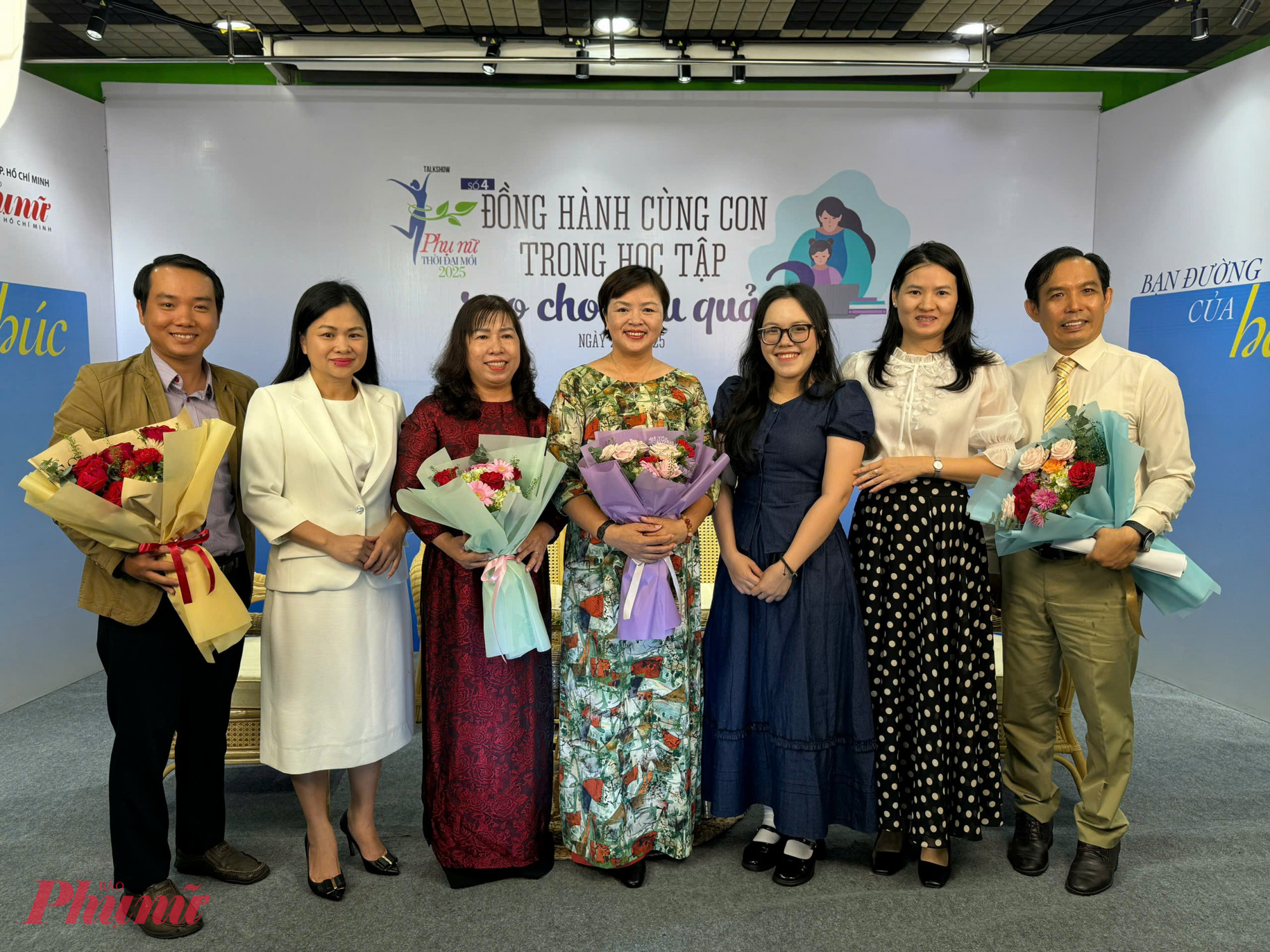 Talkshow “Đồng hành cùng con trong học tập, sao cho hiệu quả?”: Xóa khoảng cách giữa cha mẹ và con cái Bà Phạm Thị Vân Anh - Phó Tổng biên tập Báo Phụ Nữ TPHCM (thứ hai từ trái qua) - tặng hoa cho các khách mời - Ảnh: Nguyễn Quang