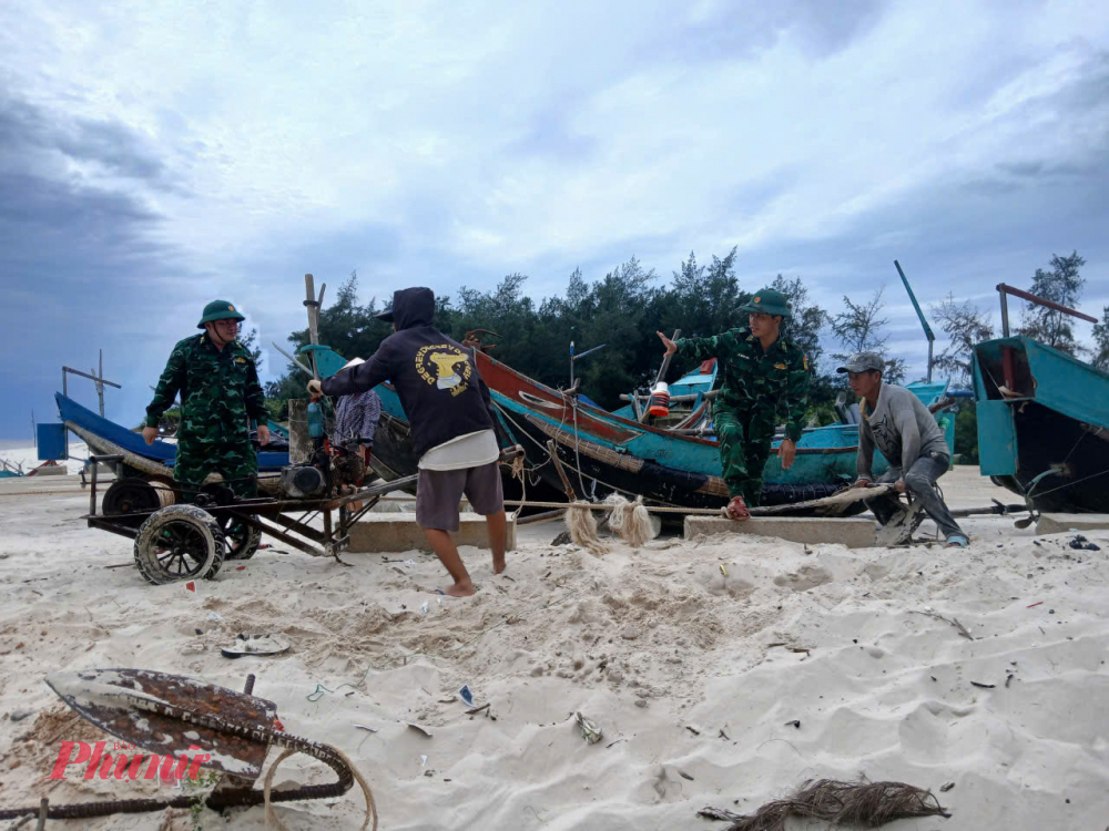 Sáng 24/8, lãnh đạo Biên phòng tỉnh Quảng Trị tiếp tục đạo đơn vị địa phương triển khai lực lượng, ứng trực quân số để giúp dân phòng, chống bão số 5