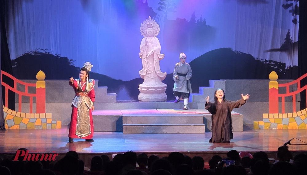 Quỳnh Anh (Phàn Diệm), Hồng Quyên (ấu quân) và Lê Thanh Thảo (Phàn Phụng Cơ)