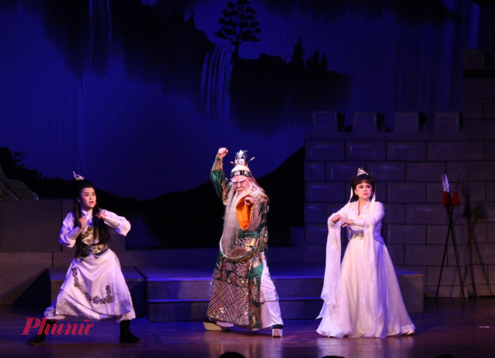 Nghệ sĩ Quỳnh Anh (Phàn Diệm), Xuân Trúc (Phàn Định Công), Hà Mỹ Anh (Triệu Lệ Trinh)
