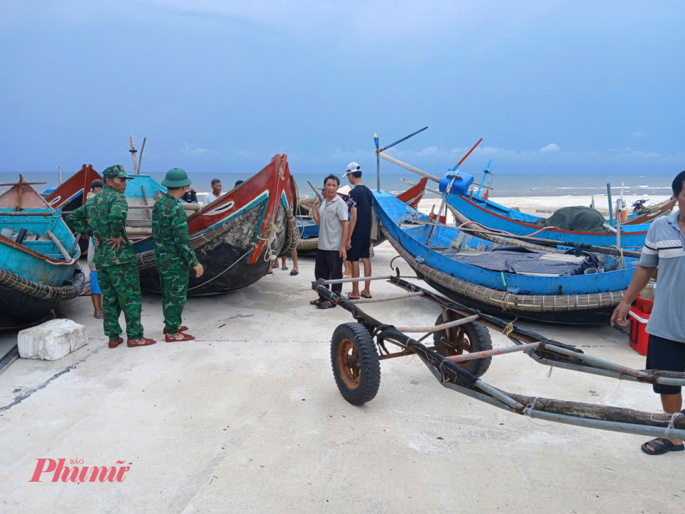 Mặc dù là ngày nghỉ cuối tuần, nhưng các chiến sĩ vẫn xuống các địa bàn dân cư,tập trung hướng dẫn, cùng với người dân giằng chống nhà cửa, quán sá, sắp xếp neo đậu đảm bảo an toàn đối với tàu thuyền tại nơi tránh, trú bão. 
