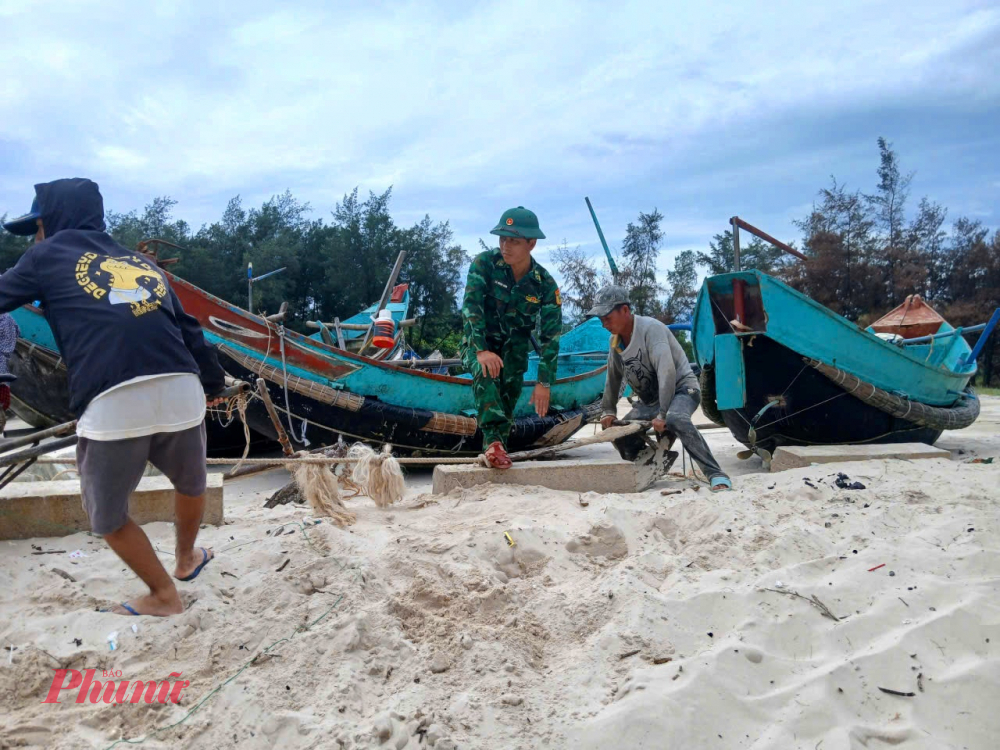 Đồng thới hướng dẫn bà con sắp xếp tàu thuyền tại các khu neo đậu; hướng dẫn người dân chằng buộc phương tiện đảm bảo chắc chắn, tránh va đập khi bão vào, giảm tối đa thiệt hại cho nhân dân