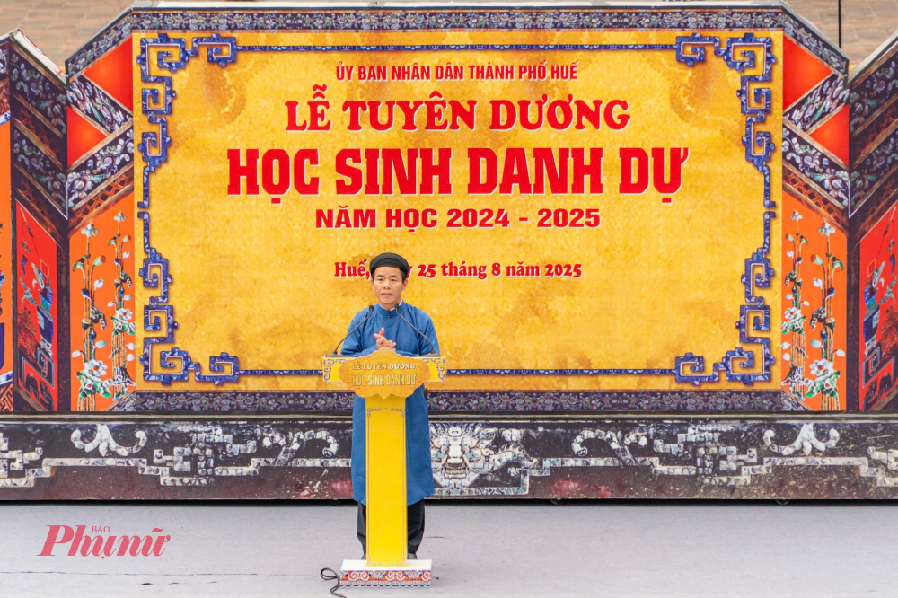 Ông Nguyễn Văn Phương- Chủ tịch UBND TP Huế phát biểu tại lễ tuyên dương học sinh danh dự